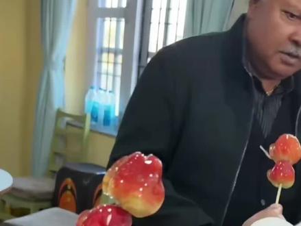 一家人吃糖葫芦,嘎嘣脆,隔着屏幕都流口水🤤#咖喱姐#尼泊尔咖喱姐#咖喱姐直播录屏回放 #咖喱姐与卷卷 #咖喱姐与卷卷