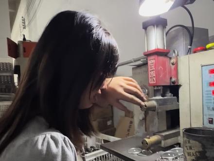 我没那么坚强 我也才十几岁出头 很多事我只能硬抗 我也有撑不下去的时候#小春婷