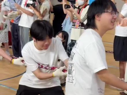 小狗要被绳子拽飞了 小狗非常努力了 拔河前还呲牙了!结果还是惜败了惜败!#estar花海 #罗思源 #KPL #KPL运动会 #武汉estar花海