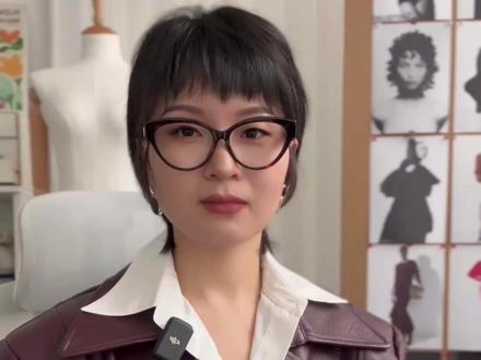 Edition凭什么成为职场大女主战袍天花板? 是谁在买edition呢?edition给我的印象是低调的精致感、理性与感性并存、实用又不失美感,当然除了高倍率的价格。作为一个设计师出身的消费者,又因为我的职业需求经常去做市场调研,所以想把我对品牌的一些所看所想跟大家聊一聊。今天跟大家聊的第一个品牌的呢是edition,可能因为我是少年型,年轻的时候不自主的就喜欢穿moco,想要酷酷的,有点小个性,moco的版型比较基础好穿、也好搭,有点小设计,又不过分的装饰,整体来说偏都市日常的穿搭。随着年龄的增长,场合的需求也越来越多,对于职场、社交活动也更加的注重着装感,也就慢慢的从moco转向它的更加干练简约的姐妹品牌edition。我觉得这是爱帛集团在品牌精准定位非常成功的一个核心点。我很欣赏edition推崇的时髦女绅士的着装理念,女绅士,我觉得这个词很好的诠释了当代女性的独立、自信、有力量的女性特征,也体现了我们所具有的时代标签。我也很欣赏她主张的长期主义的价值观,少买一点,买好一点。edition的产品系列里有极简干练的廓形,给人传达的感觉呢就像是电视剧‘我的前半生里”的唐晶、“欢乐颂”里的安迪、“都挺好”里的苏明玉,她们通过简洁利落的廓形和精致内敛的材质,在职场中展现高智大女主的形象气质,我之前还听到一些对这个品牌的评价,说它是打工人的战袍天花板,还蛮有意思。它也有知性优雅的线条,用高级的面料,但是呢是弱弱的光泽,不会让你觉得很抢眼,但也不失气场,完全可以满足这些精英女士们,在社交活动中知性得体的穿着。我最喜欢的还是它都市摩登的轮廓,既时髦又不张扬,既松弛又有型,看大表姐和董洁的演绎,你们是不是也被她们种草了?。另外还有一条东方美学产品线,也是它的特色产品,她没有传统中式的繁盛的工艺,简约,实用,中西美学的结合,恰到好处。我看今年25春的这条新中式系列也是与设计师杨桂东联名合作,其中一些牛仔、丝绒的材质与中式元素的结合,就让人眼前一亮,有想穿的欲望。所以我们可以看到它的几条产品线满足了消费者各种生活场景的穿着需求,上班、商务活动,聚会、看艺术展、以及周末city walk,她都可以满足。好了说了她那么多优点,还是要提一下她可以精进的地方,我觉得还是在材质上...#轻奢女装 #品牌女装 #服装设计 #品牌分享
