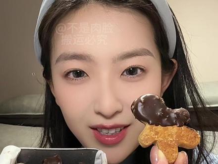 在阿那亚排队买的爆款在家就能吃到啦#宿咕铁皮盒 #巧克力姜饼人 #圣诞礼物 #巧克力脑袋 #尝鲜