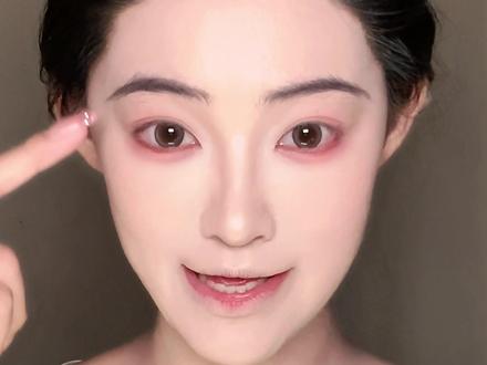 一抹孔雀蓝|清冷新中式妆容 不需要画眼线的妆容~
#妆教 #新手化妆教程 #清冷感 #氛围感 #今日妆容