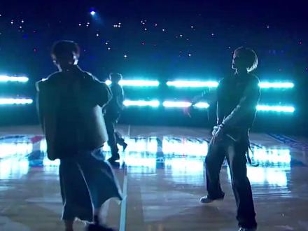 cortis新单公开:群嘲难听 不挂电就不会唱歌,假嗨还装真性情,cortis新单YCC被嘲难听。这是cortis出道专辑后的首次公布新单。据透露,此次新单是成员花三十分钟做出来的歌曲,将收录于第二张专辑当中。新单延续了出道专辑中挂电传统,搭配嘻哈风格,主要围绕歌曲名概念Young Creator Crew,意味年轻创作者社群,指由 Z 世代年轻群体组成、以原创内容创作为核心的协作共同体,这直接表达了cortis的定位与野心:更年轻的视角、更完整的创意体系、更友好的协同创作空间。你要问KPOP的终极形态是什么?cortis给出了答案,有创作,有表达,更有想法。这也是BTS 的终极追求,在这一点上,大黑用三代迭代把参与词曲创作的传统爱豆套路,升级成全权主导创作,音乐人偶像的概念更能在内卷的市场上竞争,也反映出cortis不再满足于公司包装的完美人设,而是追求真实、有态度、有创作才华的音乐制作人,期待cortis第二季度与BTS、TXT的三代回归~
#cortis #kpop #新单 #歌曲 #爱豆