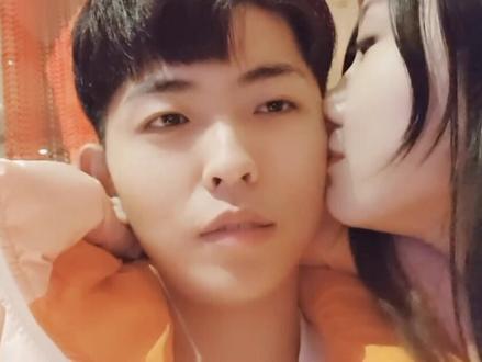 与美女本来是场开心的约会 突然媳妇来逮了个正形 这下完犊子了!#户外主播怀念 #美女 #娱乐 #逗趣 #搭讪 #逗比 #爆笑 #撩妹 #有幸相遇 #恋爱的感觉 #也太甜了吧 #情侣