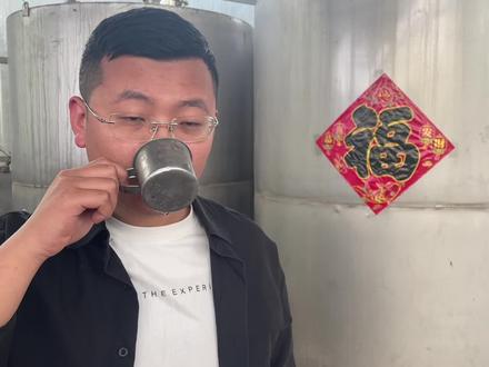 烧一坑高粱酒,小伙现场接酒品尝,70多度白酒一口下去,呼呼冒汗 #高粱酒 #纯粮酒 #白酒 #三农