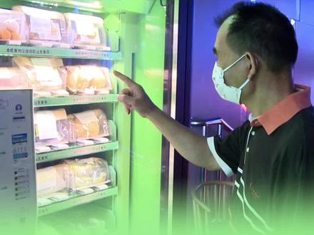 福田区推出的“食物银行”,将爱心企业捐赠的剩余食物收集起来分配给有需要的市民。运营一年,已节约粮食约41.5吨。