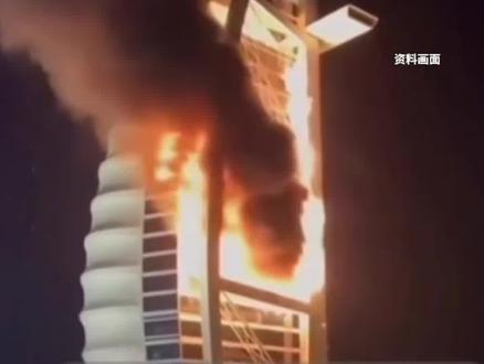 中国母女滞留迪拜,为回国36万元囤12张机票!女子发声:导弹碎片正好打到住的楼层,遇袭过了5个多小时 我心率还下不来。#迪拜 #迪拜回国 #滞留迪拜 #回国