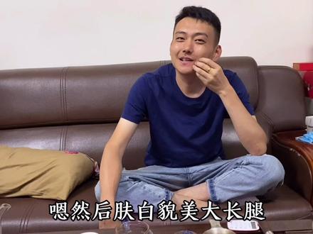 小赵找到了适合侯总的女孩,侯总非常高兴,还问是不是霞子