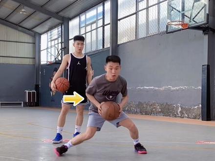 巴特勒招牌 持球双虚晃顺步突破。注意放球及时以避免走步违例#篮球 #篮球教学