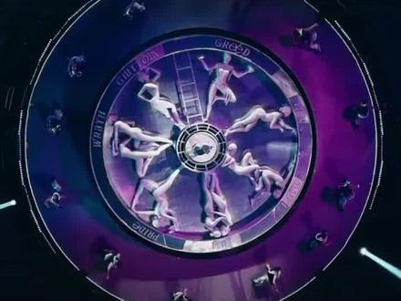 蔡依林对舞台的执念刻在骨子里🔥 早年练舞摔得满身淤青💪 连轴转十几小时只为完美唱跳🎤 这次“踩蛇出场”看似大胆🐍 实则是她“不设限”风格的延续✨ 机械蛇盘旋起舞🎵 她踩着节拍站上蛇头那一刻👑 舞台炸裂更诠释了突破自我🚀 观众爱的正是这种敢玩敢疯的舞台态度💃 难怪冲上热榜第一🏆 #蔡依林 #舞台女王 #踩蛇出场 #突破自我