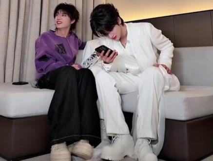 记一些恩仔跨年直播名场面
何意味什么意思?
懂得都懂!
其实就是背着我们装不熟
#橹穆 #穆祉丞 #跨年直播 #271199