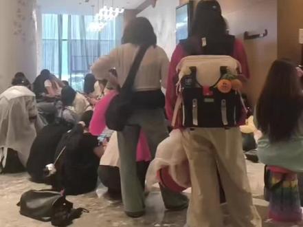 溧水来明星了,坐电梯偶遇演员张翅,我说这人山人海是来干嘛呢😓