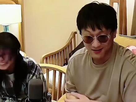 力哥戴眼镜见过了,二饼带耳钉没见过吧?到三亚的首播#二饼胡拉 #力哥拉二胡 #抖音嘉年华 #弘扬国乐