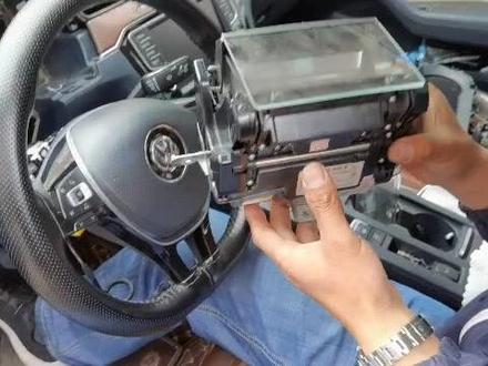 迈腾B8液晶仪表拆卸方法三分钟解决战斗 你是否因为无法拆下你的仪表而发愁 ??收藏吧否则有一天你会花个千八百块