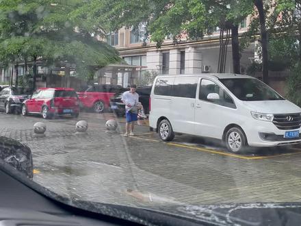 下雨天,爸爸接女儿跟儿子的区别,妈妈都懵了……