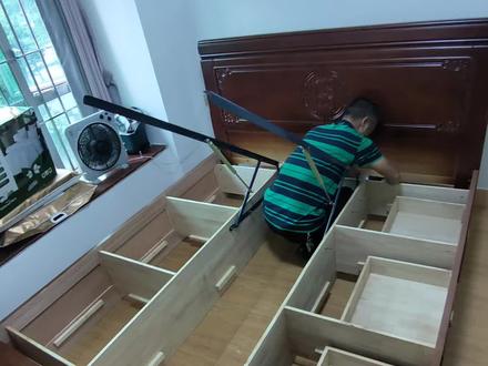 专业承接网购民用办公家具安装拆装服务价格:1.2M床80元/张、1.5M床100元/张、1.8M床120元/张(箱体床另加收70元/张)、高低床180元/张(带拖床另加80元/张、带储物梯另加100元/张)、床头柜二抽50元/个(三抽60元/个)、妆台+妆凳80元/套;书桌100元/张、书柜60元/门、书桌+书架140元/套;衣柜60元/门(推拉门二门按平开门三门算、带抽屉30元/抽)、斗柜40元/抽;电视柜1.6M以下80元/组、1.6M以上110元/组、2.2M以上140元/组、组合柜240元/组(需挂墙另加收80元)、鞋柜50元/门;餐桌50元/张(带抽屉100元/张)、餐椅20元/张、餐边柜50元/门、长茶几80元/张(带抽屉100元/张)、方茶几50元/张、间厅柜180元/个,真皮(布艺)沙发只装脚:80元/套;实木(布艺)沙发安装:240元/套。注:拆木框架20元/件。办公家具安装服务价格:电脑桌75,办公桌:1.4M:80元/张,班台1.6M:60元/张,1.8M:80元/张,2.0M:100元/张,2.2M:120元/张,2.4M:140元/张,2.6M:160元/张