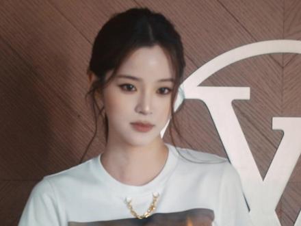 甜酷有型,路易威登品牌大使@歐陽娜娜Nana 亮相#LV女装秀。