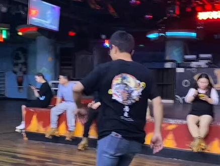 来铜锣湾溜冰城和轮舞大神一起体会四轮的乐趣!#自由式轮滑 #精神小伙 #汗水不会辜负你 @阿镜