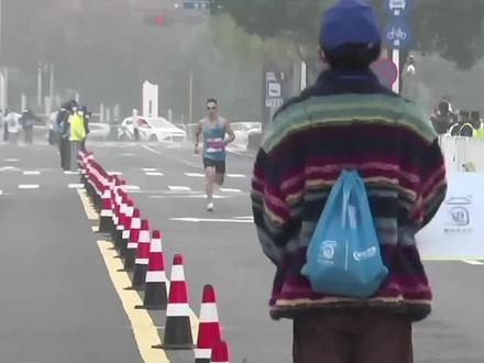 衢州半程马拉松
男子冠军1小时21分23
网友:以后也有机会拿冠军了#马拉松 #跑步 #竞技体育 #抖音小助手 #我要上热门