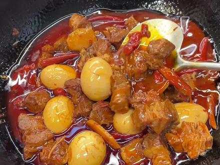 来了,简单家常的红烧牛腩浇头来啦❗️
#香到连汤汁都拌饭 #解锁大口嗦粉的快乐 #红烧牛腩 #红烧牛肉粉 #满级吃商通关赛