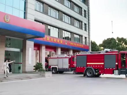忠诚从不受外界诱惑左右,唯有生死方能检验真心#消防队 #张倩仪 #黄景瑜#每日更新影视精彩片段 #他从火光中走来
