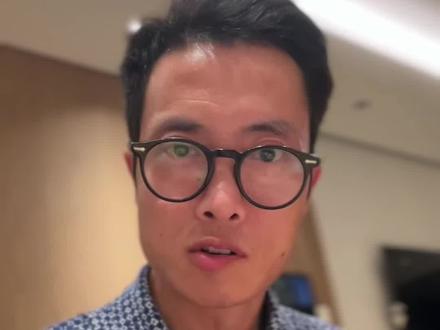 一部讲潮汕阿嬷的电影,怎么就戳痛了新加坡? 《给阿嬷的情书》火🔥了之后,没想到新加坡居然破防了!
新加坡官媒联合早报把《给阿嬷的情书》定义为“统战片”,认为其目的是“攻心”。文章一边承认影片没有宣传口号、没有宏大叙事,唯有“情义”二字,一边又说“没有口号,恰恰就是最高级的统战”
其实能理解新加坡为什么那么紧张,因为它是多元族国家,是没有“根”的!
他害怕这部电影会唤醒华人的文化认同,担心华人族群的文化根脉被唤醒,从而影响“新加坡人”的身份构建
新加坡从建国就开始“去中国化”,从关闭南洋大学到打压华文教育,新加坡想把华人从血脉认同中拔出来,再塞进“新加坡人”的身份里
但是文化不是想割就能割掉的,这种跨国界的情感共振,才是新加坡最害怕的事情#给阿嬷的情书 #新加坡 #大马华人 #下南洋 #文化认同