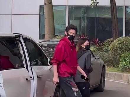 掐脸后续 云旗受伤了,贴了OK绷,他哥郝熠然掐的。