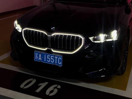 各位宝马5系车主和准车主们,一个视频教会大家如何设置大灯动态效果,赶紧去设置吧,学会了记得点赞收藏哦#宝马5系 #宝马3系 #宝马530Li #创作者中心 #宝马大灯