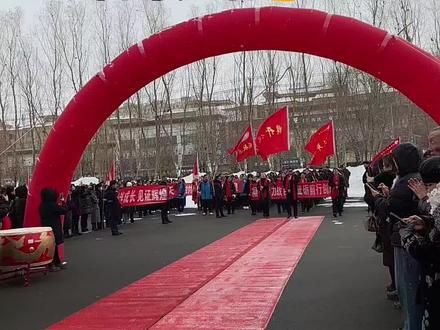 高考倒计时进入最后100天,百日宣誓的号角即将奏响。这100天,是为梦想冲刺的赛道,更是破茧成蝶的序曲,我们看见你披星戴月的身影,也懂你咬牙坚持的不易。请记住,父母是与你并肩的战友。我们会用最暖的陪伴,托住你的紧张和疲惫。去奔赴这场青春战役吧!待百日之后,一同看那梦想之花绚烂绽放!