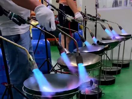 一口好的铁锅是怎样生产,怎样开出来的,认真看视频你就知道了#铁锅开锅 #传统手艺 #匠人 #制作过程 #铁锅