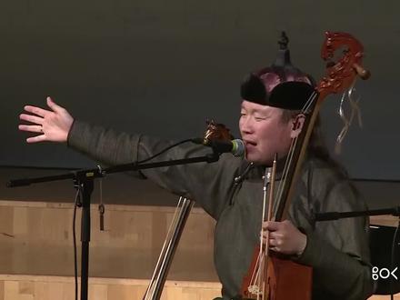 蒙古语“安达”一词为结盟兄弟之意,是团结协作的精神象征。安达组合目前的成员大部分曾经在内蒙古民族歌舞剧院民乐团工作,那日苏、乌日根、乌尼、青格乐、赛汗尼亚、阿乌日根、青格乐图、其其格玛、毕力格巴特尔,一直以来都在专业艺术院团演出。
2001年,团员们为了实现心中的理想——让纯正的蒙古族音乐继续丰满、让蒙古族文化走向世界,毅然辞去了铁饭碗,走出舒适区,成立安达组合,用十余年的时间在一起精心打磨这个蒙古音乐天团。
——演出预告——
安达组合音乐会
演出时间:2022年8月12日 20:00
演出地点:深圳音乐厅
演奏团队:安达组合
更多内容:请关注“深演赏悦会”公众号