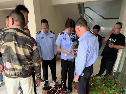 视频很长,看了心疼,这样的杨梅你们还敢吃吗,在这也希望执法部门严厉打击这些违规使用食品添加剂的奸商,严惩不贷,奸商们也该醒醒了,你们这样坑害自己的同胞,良心何在#真实生活分享计划 #守护菜篮子安全 #杨梅泡药水你还吃吗 #严厉打击食品安全 #食品安全重于泰山
