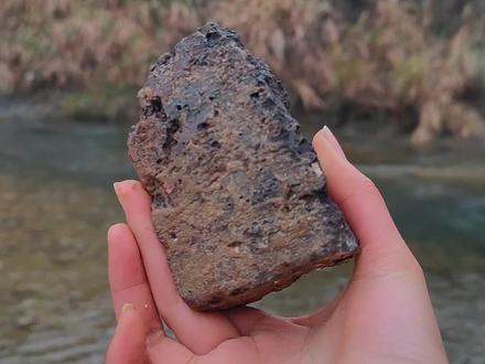 今天在河边丢石头,河水很清澈,很好看(。・ω・。)ノ♡很安静的感觉#河边捡石头 #原生态乡村生活 #静心聆听享受一下片刻的宁静 #家乡小河 #生活处处是风景