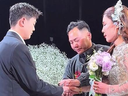 作为哥哥,他完成了父亲生前交给他的人生任务,他做到了 #大圆哥 #加伟 #长兄如父 #男士香水 #男香推荐