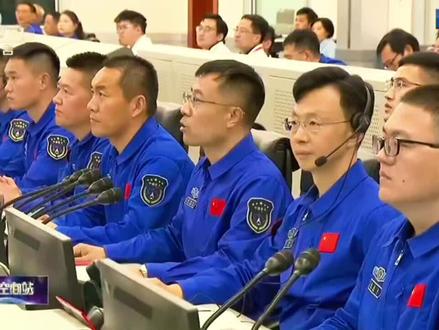【神舟二十三号发射全过程】从10秒倒计时 到点火起飞 再到12秒程序转弯→120秒抛逃逸塔→154秒助推器分离→159秒一级火箭分离→210秒抛整流罩(飞出稠密大气层)→460秒二级主发动机关机→580秒船箭分离,飞船入轨。
入轨后:太阳能帆板展开,建立对地姿态,发射成功。
发射后约6.5小时(即5月25日凌晨5时38分左右),与天宫空间站径向对接。飞船将对接于天和核心舱的径向端口,与神舟二十一号乘组完成在轨轮换,之后航天员将进入空间站执行任务,其中一名航天员将开展为期一年的在轨驻留试验。
#黎家盈 为首位港澳航天员,任务具里程碑意义。
视频来自央视网直播,仅作为航天爱好者转载
#中国空间站 #神舟二十三号 #中国载人航天 @央视网 @央视一套 #神舟二十三号发射