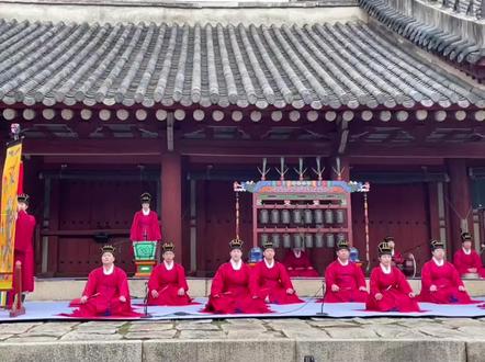 韩国祭祀仪式以儒教礼仪为核心,融合巫俗、民俗传统,兼具官方与民间形态,且多被列入非遗传承 。核心仪式中,家庭层面最普遍的是祭祀,多在春节、中秋等节日及先人忌日举行,设供桌摆韩牛、鱼、水果等祭品,按迎神、献酒、读祭文、送神、饮福等流程行礼,依《朱子家礼》规范,是维系家族伦理的重要载体 。国家级的宗庙祭礼每年5月第一个周日在首尔宗庙举行,祭祀朝鲜王朝君主,配雅乐与八佾舞,仪式庄严,为世界非遗 。释奠大祭则于5月11日、9月28日在成均馆及各地乡校举办,祭祀孔子等圣贤,祭官着传统祭服,流程严谨 。民间还有朝宗岩大统庙祭享,正月初四、三月十九举行,主祭者穿仿明代官服祭拜明朝皇帝,由明末遗民后裔传承,此外江陵端午祭、山神祭等民俗祭祀,常结合巫俗表演与社区庆典,既保留传统又融入生活,成为韩国文化身份的重要符号 #大明王朝 #韩国 #李在明 #韩国祭祀 #朱元璋