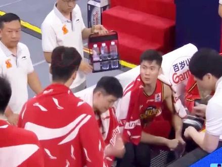 沈梓捷大骂贺希宁,贺希宁转身回休息室,教练回应不关我事 #篮球 #沈梓捷 #贺希宁
