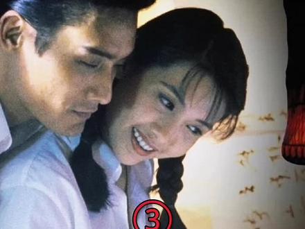 🎥关于电影的结局其实是有两个版本。
🎬一版是小蓉魂飞魄散永不得超生,镜头锁在阿辉的背影,凄凉满身!
🎬另一版是阿辉某日于街上又见到小蓉的倩影。下一个镜头是阿辉抱着空气,大眼光一句说“他转运了啥都有了,偏偏疯了”。也许他是疯了,但也许小蓉从未离开过阿辉的身边吧。回味经典港片『点击头像进主页看全集』
#宅家dou剧场 #邱淑贞 #梁家辉