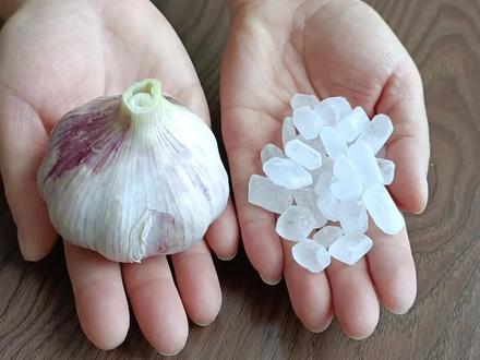 把大蒜和冰糖放一起,真是厉害,解决了很多人的烦恼,实用又省钱 #大蒜冰糖水 #大蒜冰糖止咳 #大蒜冰糖煮水喝