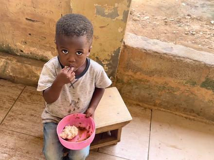 小孩天天吃木薯长期营养不良使肚子大,吃饱就行了 长大真不容易 #非洲生活 #非洲小孩吃饭 #木薯粉 #胃口好 #平安健康成长最重要