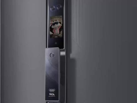 你家的门锁,会笑着跟你说“欢迎回家”吗?TCL K11D Pro就能做到。它搭载的AI灵动超大双屏,是解锁工具,更藏着对家人的温度与心意。
可以随心挑选心仪的萌宠伙伴驻守屏上,每次推门都有软萌身影主动迎接,治愈一整天的疲惫。逢年过节还有专属定制动画弹窗,不用刻意准备,家门就会送上仪式感,让每个特殊日子都多一份小惊喜。
操作起来也够省心,支持语音指令开门,不用动手摸索钥匙或密码,一句话就能解锁家门。刷脸解锁更是做到无感通行,站在门前瞬间识别,老人小孩都能轻松上手,全家使用都畅快无忧。
温柔陪伴的背后,是全天候的坚实守护。AI双摄猫眼24小时在岗,门外动静清晰捕捉,快递员送件、访客敲门,还是可疑人员逗留,都能实时掌握,看管包裹、防范风险,居家安全尽在掌控。
4英寸触控外屏设计很贴心,操作逻辑和玩手机别无二致,滑动、点按就能完成所有设置,长辈也能快速上手。
有爱的家,从一扇有智慧的门开始。TCL K11D Pro用AI灵动超大双屏,把安全守护藏在细节里,把温暖传递给每个家人。这模样,正是我们心中理想的未来家。