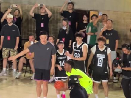 莫兰特中国行搞笑花絮:复刻库里地滑之秀,比心鞠躬离场后磕到头