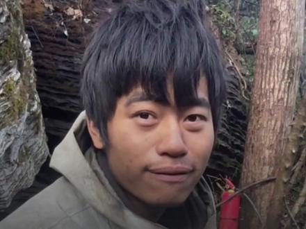 #凤观NEWS 11月4日消息,湖南张家界,荒野求生27天,00后选手林北身体缺盐,直播时看着主播咽口水,将其吓跑,曾称“动物的血液和肝脏含盐量较高”;网友:感觉不光缺盐了,看眼神好像还缺点别的。#荒野求生 #荒野林北 #张家界