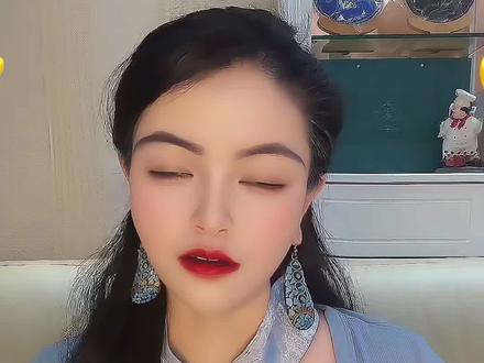 公司干实体二十年,不如改个名字叫Token 工厂赚大钱。润建股份通过创新商业模式,从传统通信运维转向Token工厂,其成功在于重新定义产品计费逻辑,将设备租赁改为按Token调用量分成,实现高毛利。仅用于个人原创商业干货分析,不构成任何建议。#商业思维 #资本叙事#润建股份 #传统企业价值翻译 #token