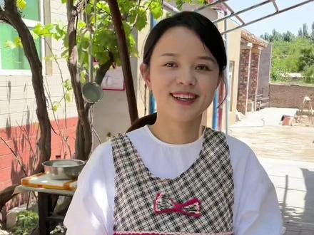 好久没吃到姐姐给我做的牛肉干了,也不记得上一次吃是啥时候,小时候家里忙,爸爸和妈妈去干活,姐姐就用冰柜里的一小块牛肉给我两解馋,回忆起来真是历历在目-一瞬间有了很多思绪…… #记录真实生活 #你追梦我护航 #牛肉干#我的生活新姿势 #你追梦我护航