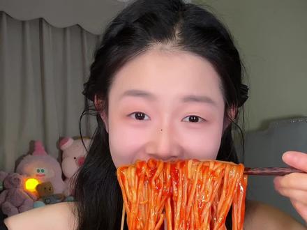 一嗦就脱骨的虎皮凤爪 配上爆爆爆辣的黏糊火鸡面#火鸡面 #美食 #王小卤虎皮凤爪#蜡笔小新#新年有意思