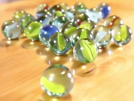 你们小时候玩的玻璃球里面的花纹是怎么产生的,带你看整个生产流程#科普 #涨知识 @抖音小助手