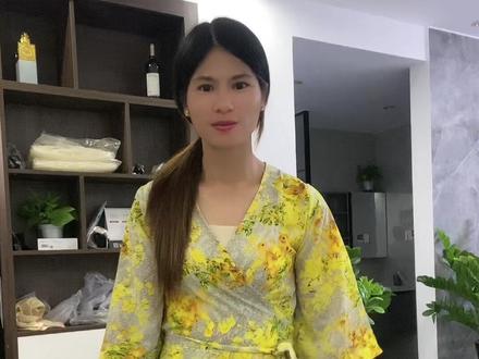 老公买给我的黄色战袍穿起来还可以,挺好看的,我这身材真的好气人,怎么吃都吃不胖的,要是我再长胖一点穿这个战袍就更加好看了。#黄色战袍连衣裙 #这条裙子有灵魂 #战袍 #