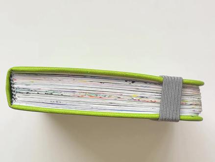 我的第一本丙烯马克笔翻翻乐! 人生第一本翻翻乐画完了,视频略长,都是我的碎碎念哈哈~(第一次画没有经验,买的这个本子不太行,合在一起两页之间会染色。)从第一张的手忙脚乱慢慢一点点进步,画完最后一页真是满满的成就感啊!画风有点杂乱,各个风格的都有,我一般是喜欢就画,比较随心所欲,计划下一本挑战一些更高难度的作品,这样才能进步嘛!所有作品都有视频,都有@原作者,感谢我的电子老师些!也感谢关注我的各位粉丝宝子,感恩遇见感谢有你们!希望大家都能在人生旅途中找到属于自己的生活小确幸!#跟着抖音学画画 #丙烯马克笔 #抖音记录美好生活 #没点艺术细胞刷不到 #翻翻乐