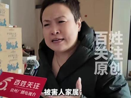 山西长治狗咬人一事,
周围的邻居都知道,
狗主人郭某,之所以会没,其实不是因为狗
引发的?分明是“霸道”捅破了底线!
郭某家把狗拴在公共路边,4米长的链子让狗能肆意扑咬,本身就是对邻里安全的漠视。
儿子被咬伤后,申家主动协商、报警求助,可郭某一家拒不配合,转头就带着人砸玻璃、踹大门,闯进别人家里撒野。
说白了,郭某的离世,是自己的嚣张惯出来的悲剧。
公共区域不是私人地盘,养狗不守规矩、伤人不认错,还想用“人多势众”压人,真以为没人敢反抗?
法律不纵容霸道,邻里也不是软柿子,把别人的容忍当理所当然,迟早会撞上硬茬。
这事儿也给所有人提个醒:做人留一线,做事守规矩才是护身符。
你觉得申家的反抗算正当防卫吗?